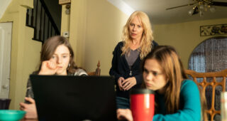 Lost Girls : photo, Amy Ryan, Thomasin McKenzie