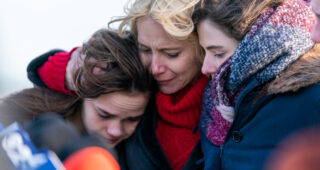 Lost Girls : photo, Amy Ryan, Thomasin McKenzie, Miriam Shor