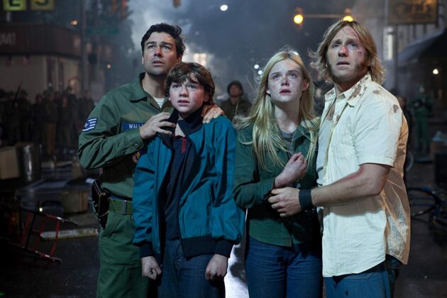 photo, Joel Courtney, Kyle Chandler, Elle Fanning, Ron Eldard