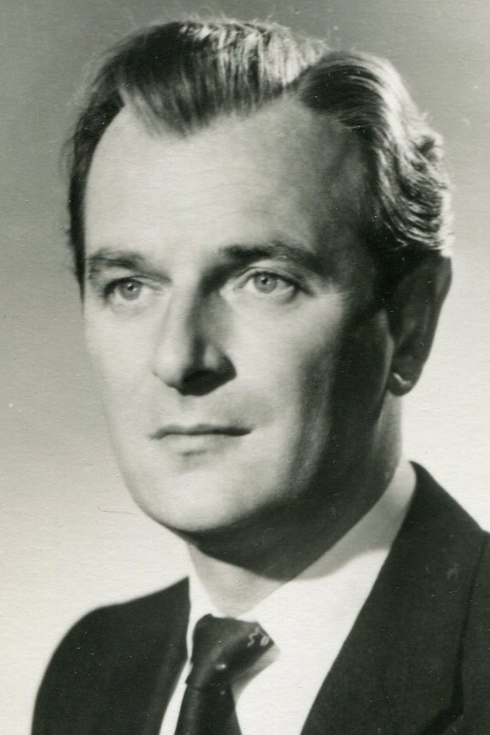Nigel Patrick : Photo officielle