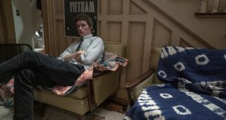 The Trial of the Chicago 7 : Photo Eddie Redmayne