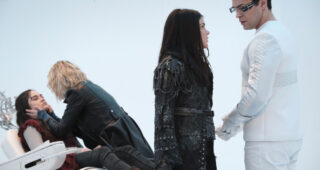 The 100 : photo, Eliza Taylor, Lola Flanery, Marie Avgeropoulos