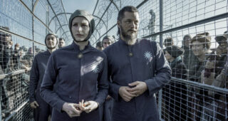 Raised by Wolves : photo, Travis Fimmel, Niamh Algar