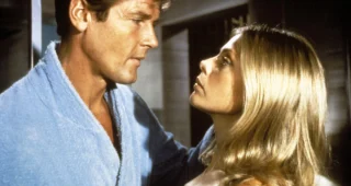 L'Homme au pistolet d'or : photo, Roger Moore, Britt Ekland