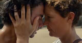 Old : photo, Alex Wolff, Vicky Krieps