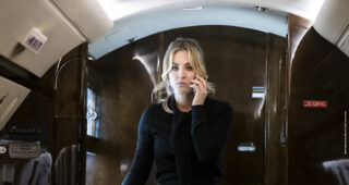 The Flight Attendant : Photo Kaley Cuoco