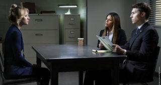 The Flight Attendant : Photo Kaley Cuoco, Merle Dandridge, Nolan Gerard Funk