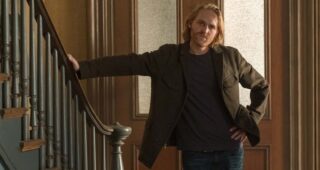 La Femme à la fenêtre : Photo Wyatt Russell