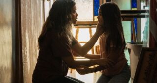 Awake : photo, Gina Rodriguez, Ariana Greenblatt