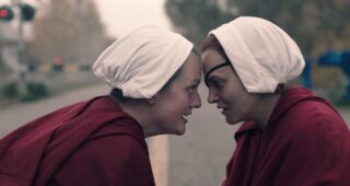 The Handmaid’s Tale : photo, Elisabeth Moss, Madeline Brewer