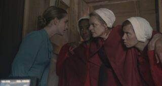The Handmaid’s Tale : photo, Elisabeth Moss, Mckenna Grace