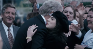 American Crime Story : photo, Clive Owen, Beanie Feldstein