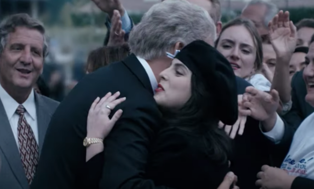 American Crime Story : photo, Clive Owen, Beanie Feldstein