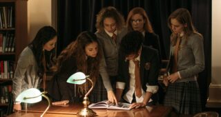 Seance : photo, Madisen Beaty, Inanna Sarkis, Stephanie Sy, Jade Michael LaFont, Suki Waterhouse