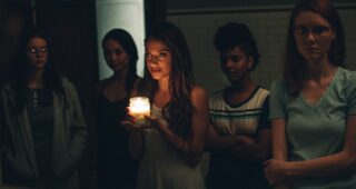 Seance : photo, Suki Waterhouse, Madisen Beaty, Inanna Sarkis, Stephanie Sy, Megan Best, Jade Michael LaFont