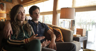YOU : photo, Penn Badgley, Victoria Pedretti