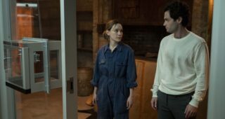 YOU : photo, Penn Badgley, Victoria Pedretti