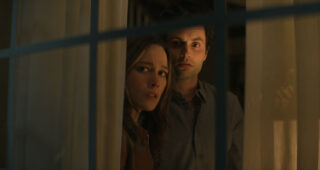 YOU : photo, Penn Badgley, Victoria Pedretti