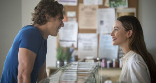 YOU : photo, Victoria Pedretti, Dylan Arnold