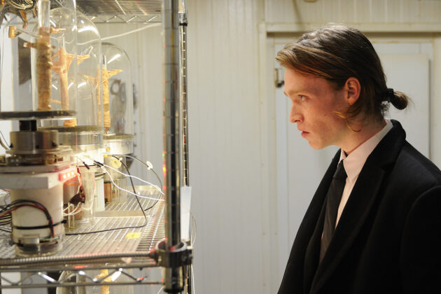 Antiviral : photo, Caleb Landry Jones