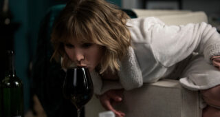 La Femme qui habitait en face de la fille à la fenêtre : Photo , Kristen Bell