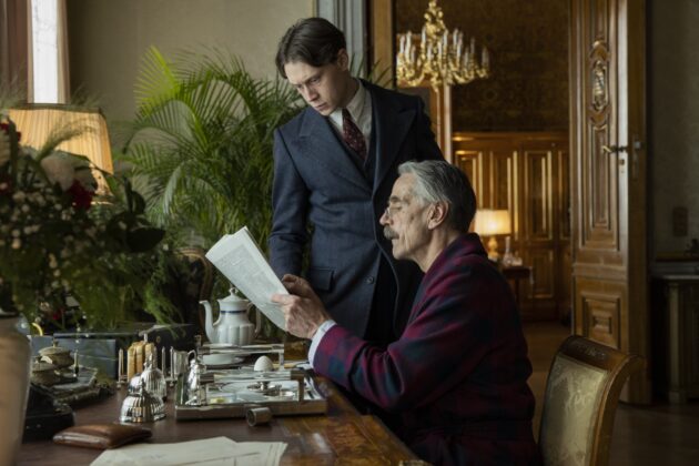 L'Étau de Munich : photo, George MacKay, Jeremy Irons