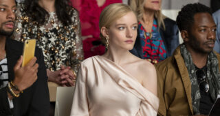 Inventing Anna : photo, Julia Garner