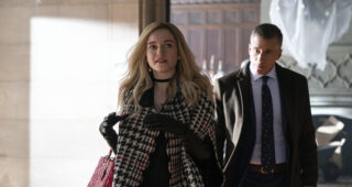 Inventing Anna : photo, Julia Garner