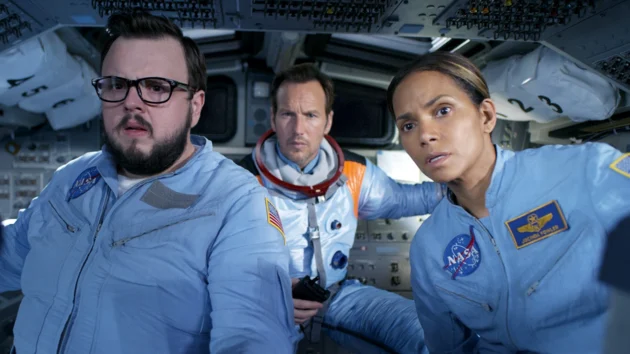 Moonfall : photo, John Bradley, Halle Berry, Patrick Wilson