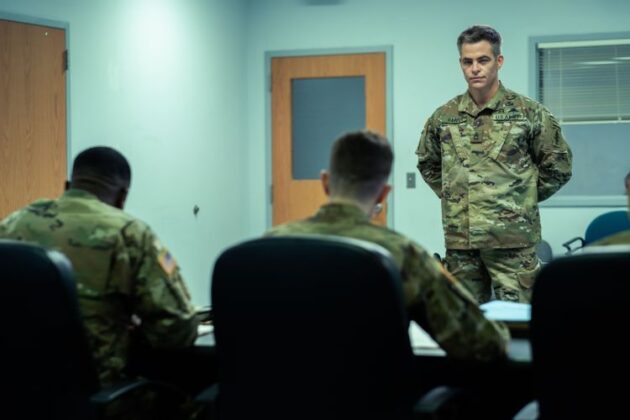 The Contractor : photo, Chris Pine