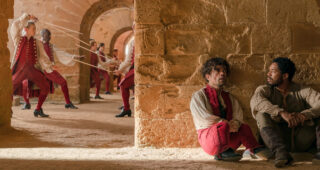 Cyrano : photo, Peter Dinklage, Kelvin Harrison