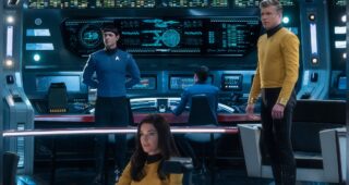 Star Trek : Strange New Worlds : Photo Anson Boon, Anson Boon, Anson Mount, Ethan Peck, Rebecca Romijn