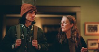 When You Finish Saving The World : Photo Julianne Moore, Finn Wolfhard