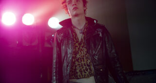 Pistol : Photo Louis Partridge