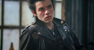 Pistol : Photo Louis Partridge
