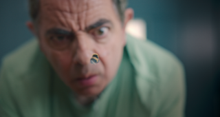 Seul face à l'abeille : photo, Rowan Atkinson