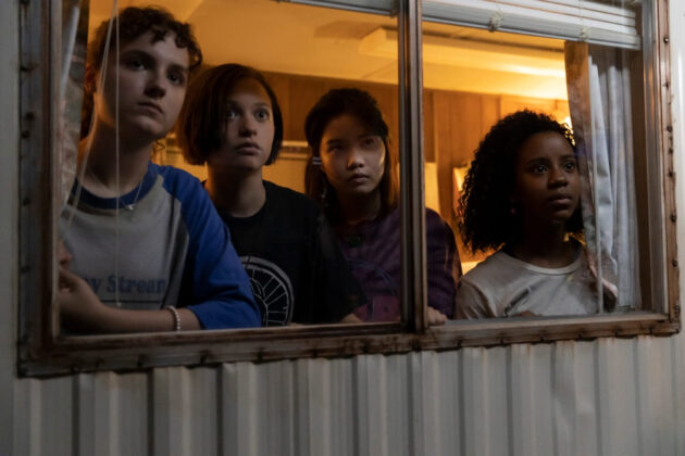 Paper Girls : photo Fina Strazza, Sofia Rosinsky, Camryn Jones