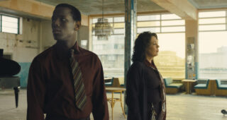 Empire of Light : photo Olivia Colman, Micheal Ward