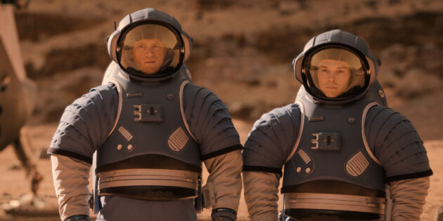 For All Mankind : Photo Joel Kinnaman, Casey Johnson