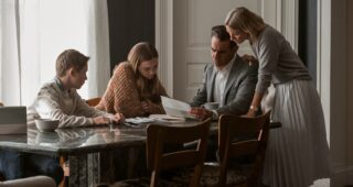 The Watcher : photo Luke David Blumm, Marie-Isabelle Shteynman, Bobby Cannavale, Naomi Watts