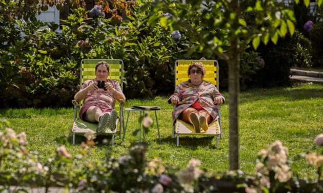 The Watcher : Photo Richard Kind, Margo Martindale