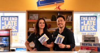 Blockbuster : photo, Melissa Fumero, Randall Park
