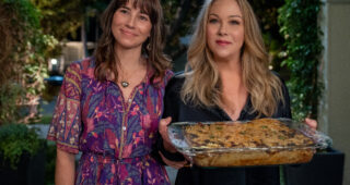 Dead to Me : photo, Christina Applegate, Linda Cardellini