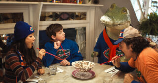Enzo, le croco : photo, Constance Wu, Javier Bardem