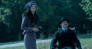 L’Amant de Lady Chatterley : photo Emma Corrin, Matthew Duckett