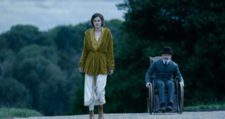 L’Amant de Lady Chatterley : photo Emma Corrin, Matthew Duckett