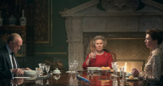 The Crown : Photo Jonathan Pryce, Imelda Staunton, Claudia Harrison