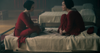 The Handmaid’s Tale : Photo Mckenna Grace, Madeline Brewer