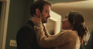 En traître : photo, Charlie Cox, Oona Chaplin