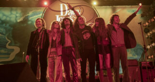 Daisy Jones & The Six : photo, Josh Whitehouse, Suki Waterhouse, Sebastian Chacon, Sam Claflin, Riley Keough, Will Harri